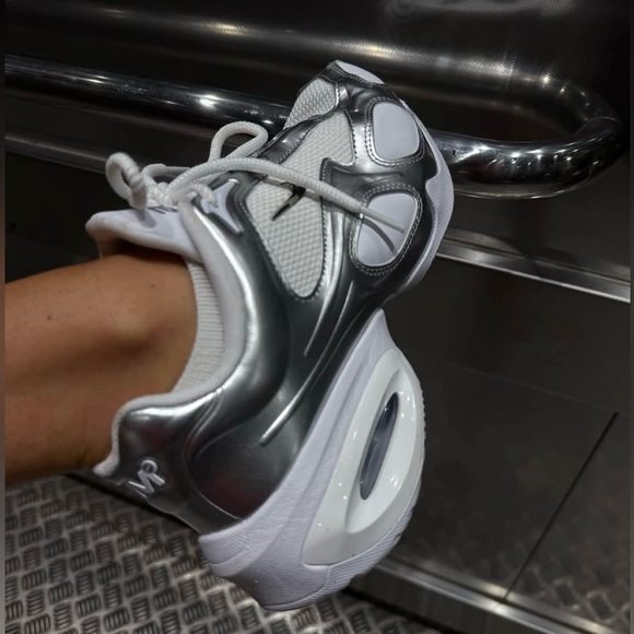 Nike 💅✨ Air Max Muse Y2K Runner White Metallic Silver Shoes FV1920-100 7 8 9 9.5 - Picture 9 of 13